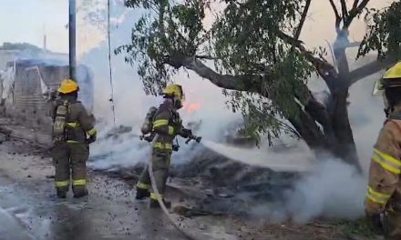 Voraz incendio moviliza a bomberos de Saltillo