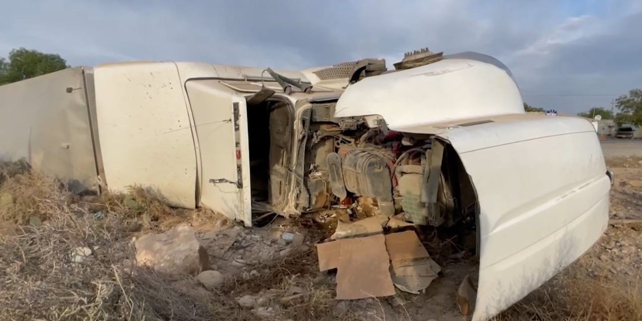 Vuelca trailero en carretera Saltillo-Torreón