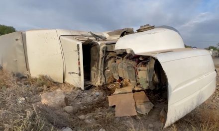 Vuelca trailero en carretera Saltillo-Torreón