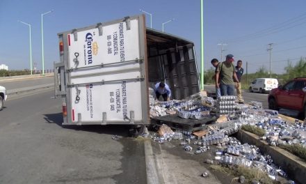 Vuelca camión de cerveza en Monclova