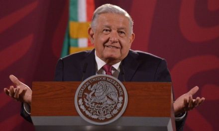 AMLO defiende reforma judicial y critica bloqueos a proyectos como el Tren Maya