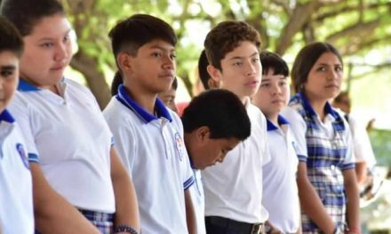 Hacen entrega de uniformes a secundaria en San Buenaventura