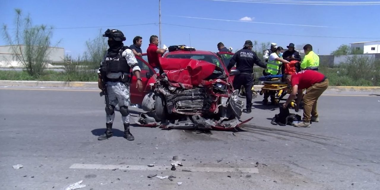 Choca mujer contra tráiler y provoca caos vial