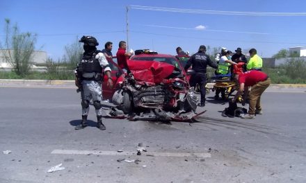 Choca mujer contra tráiler y provoca caos vial