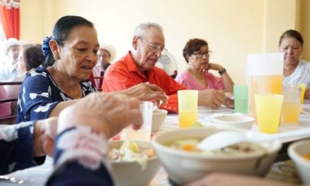 Reciben alimentos más de 500 adultos mayores en DIF Coahuila