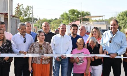 Entrega Emilio de Hoyos obras de pavimentación en Acuña