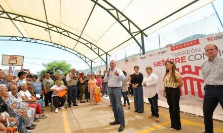 Entrega alcalde techumbre al poniente de Torreón