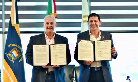 Román Cepeda firma convenio con la UAdeC