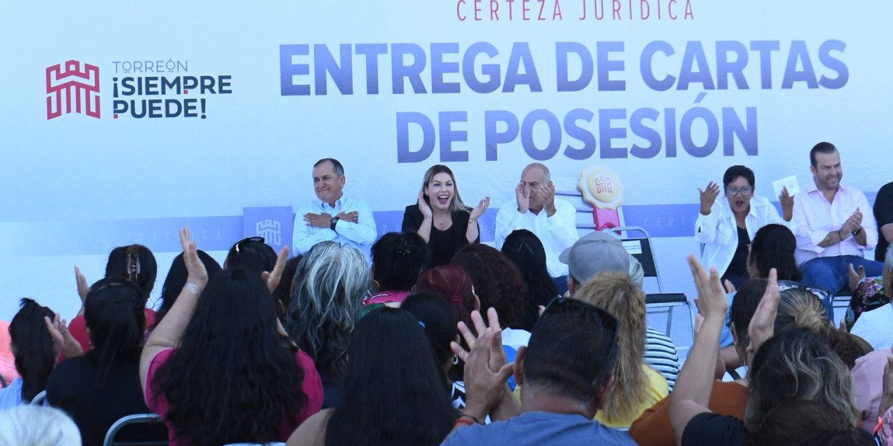 Ayuntamiento de Torreón entrega cartas de posesión
