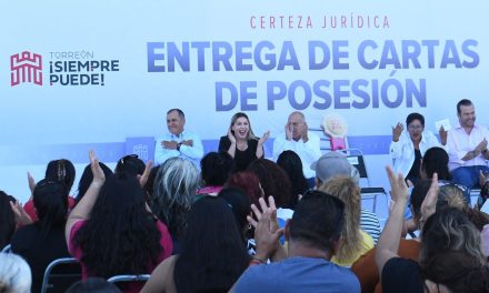 Ayuntamiento de Torreón entrega cartas de posesión