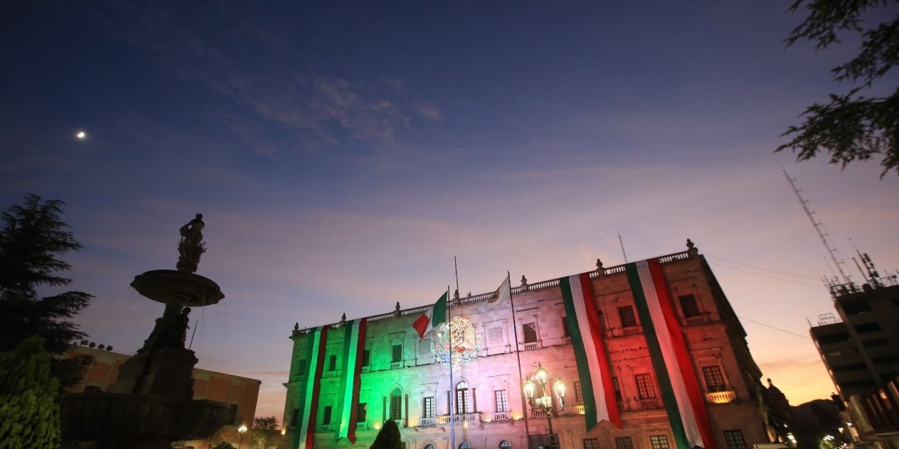 Abre Manolo Jiménez Palacio de Gobierno para celebrar la Independencia