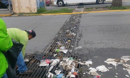 Trabaja Ayuntamiento de Saltillo en retiro de escombro de vialidades por lluvias