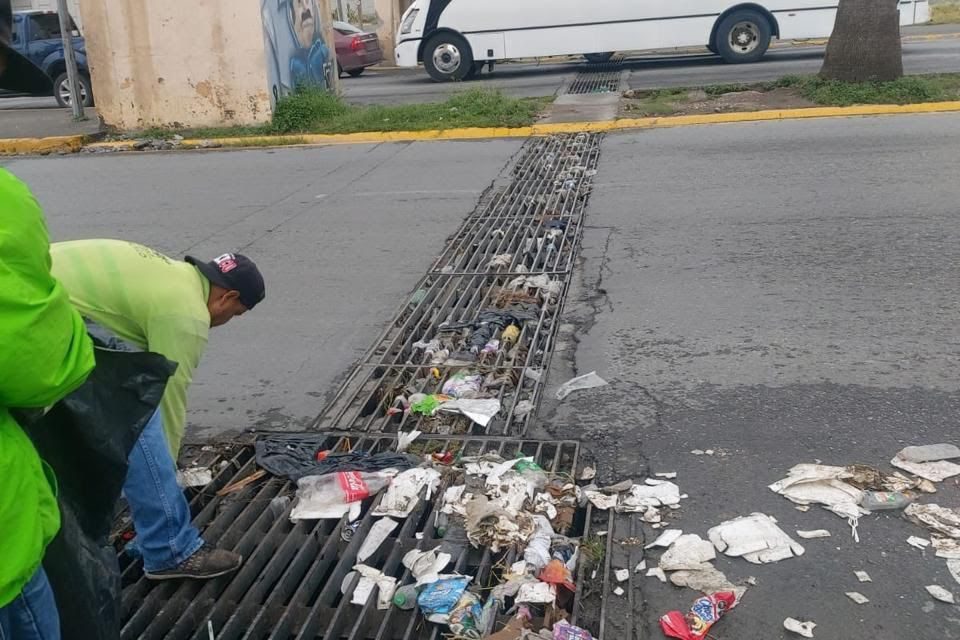 Trabaja Ayuntamiento de Saltillo en retiro de escombro de vialidades por lluvias
