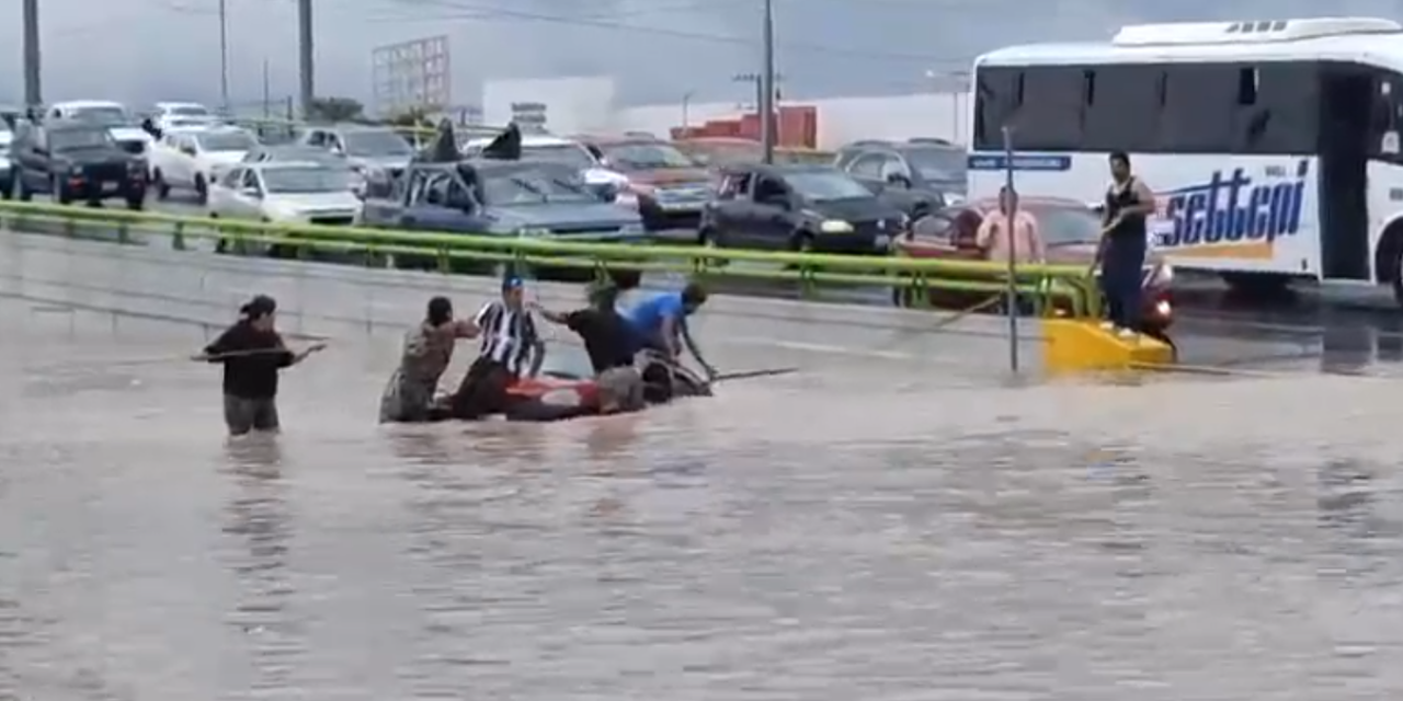 Policía de Saltillo rescata a ciudadanos atrapados por lluvias