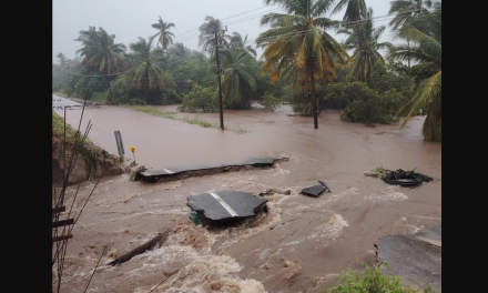 En alerta: Acapulco lleva tres días bajo el agua por remanentes de John