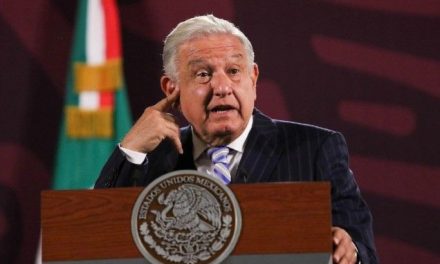 Acusa López Obrador de intromisión facciosa a jueces que buscan frenar la reforma judicial