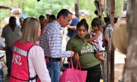 Entregan apoyos a familias afectadas por las lluvias en Acuña