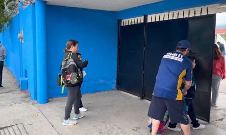 Atienden a alumnos y maestros de escuela Federico Barrera