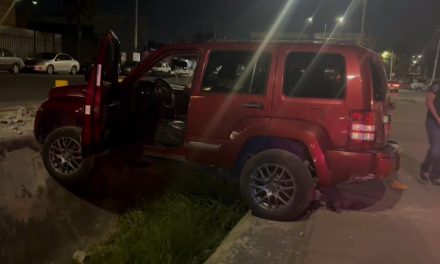 Saltillo:  Automovilista se va a canal pluvial por las prisas