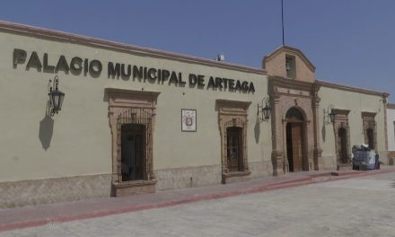 Baja municipio de Arteaga a un peso los recargos por distintos conceptos
