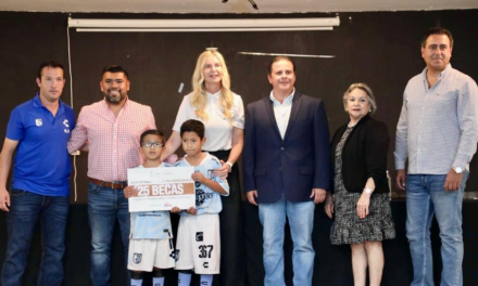 Gobierno de Saltillo y Fundación Real Madrid entregan becas para niñas y niños