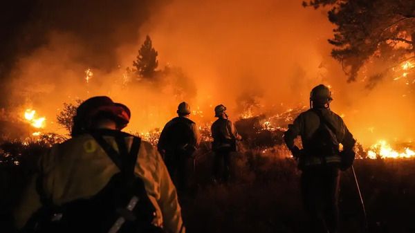 Incendios forestales devastan el sur de California: Más de 100,000 acres afectados