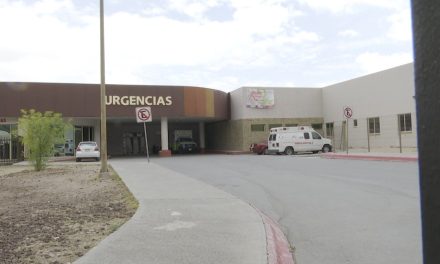 Hombre cae del techo y acaba con probable fractura en Saltillo