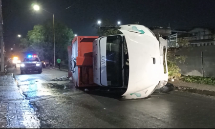 Saltillo: Camión recolector acaba volcado, sufrió una falla mecánica