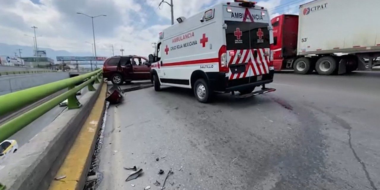 Choca en el periférico LEA contra barandal de puente