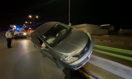 Conductor choca y abandona su vehículo en un camellón en el blvd Emilio Arizpe