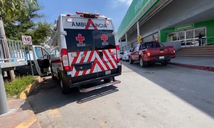 Saltillo: Chofer no esperó a que mujer bajara de la Ruta 18 Herradura y la derriba
