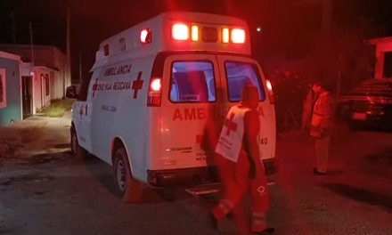 Conductor de un camión de tres toneladas arrolla a un hombre y lo deja lesionado en Parras