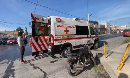 Conductor arrolla a motociclista en Saltillo y huye; deja la placa