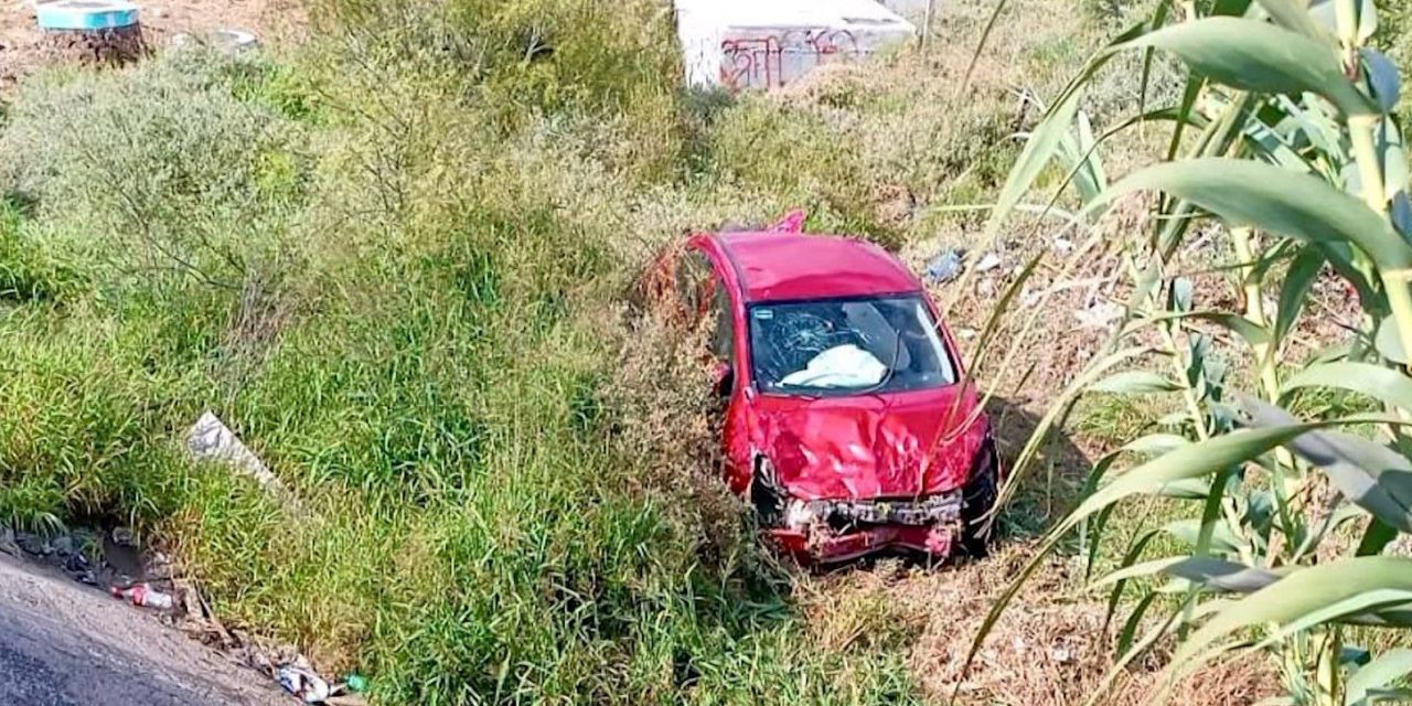 Conductor vuelca su vehículo en los límites de Saltillo y Ramos