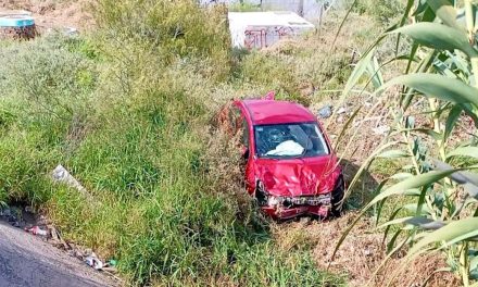 Conductor vuelca su vehículo en los límites de Saltillo y Ramos