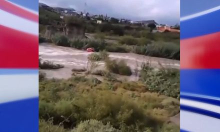 Corriente arrastra vehículo con tres personas a bordo en Ramos Arizpe