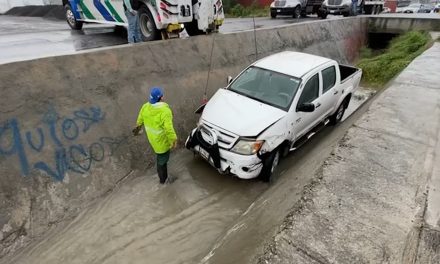 Derrapa camioneta y cae a canal pluvial en Saltillo