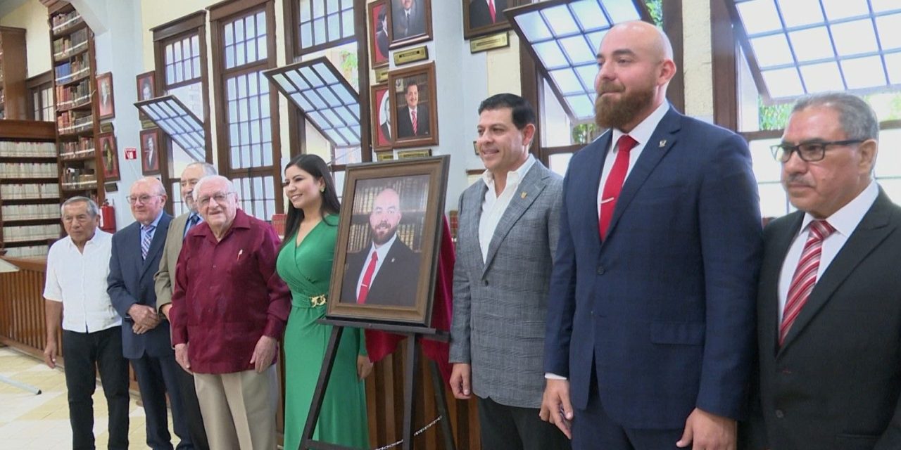 Develan fotografía de Josué Garza en el Ateneo Fuente