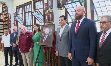 Develan fotografía de Josué Garza en el Ateneo Fuente