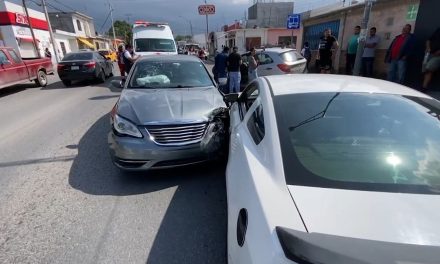 Dos menores y un adulto salieron lesionados en accidente automovilístico en la Morelos