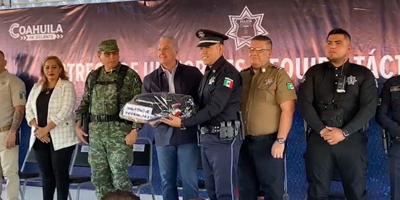 Entrega alcalde de Torreón uniformes a elementos de la DSPM.