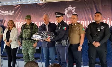 Entrega alcalde de Torreón uniformes a elementos de la DSPM.