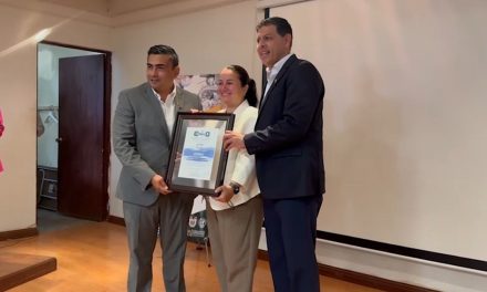 Entregan certificación a la Facultad de Ciencias Químicas