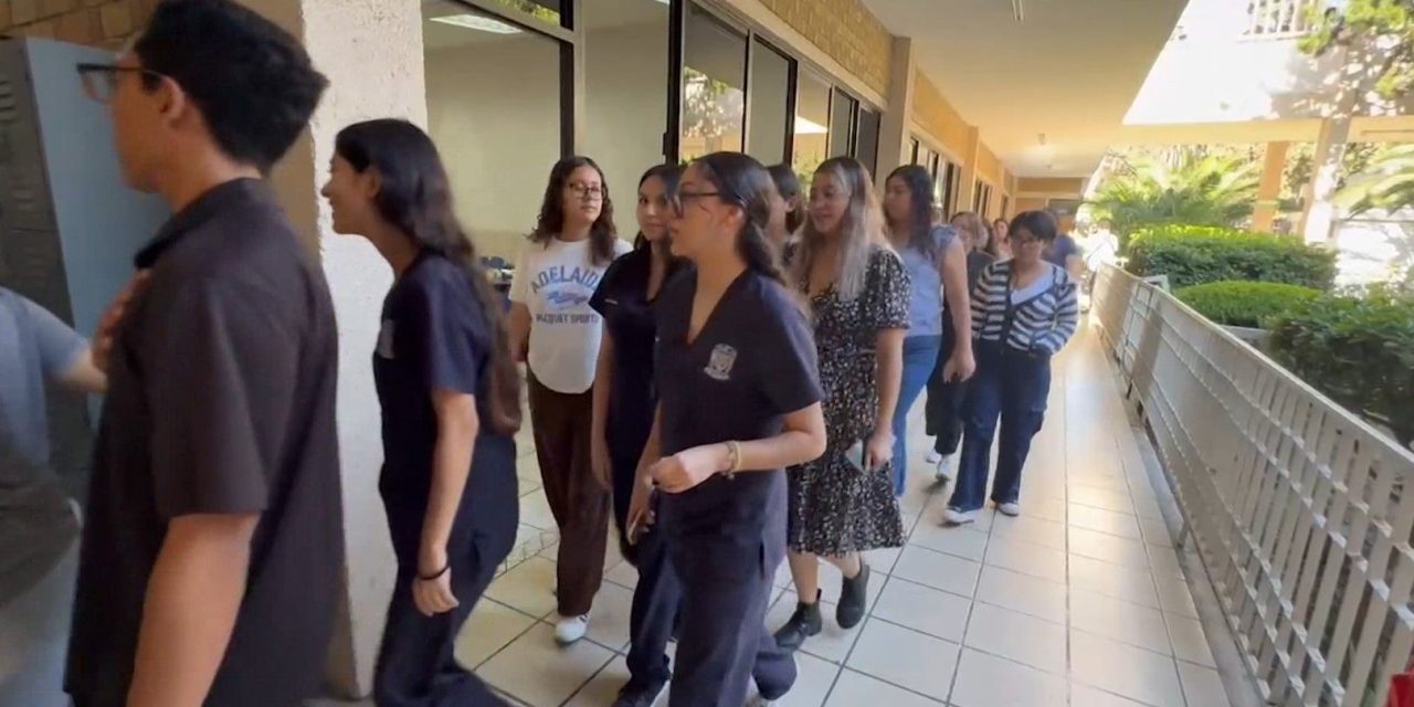 Evacúan en simulacro a alumnos de Enfermería de la UAdeC