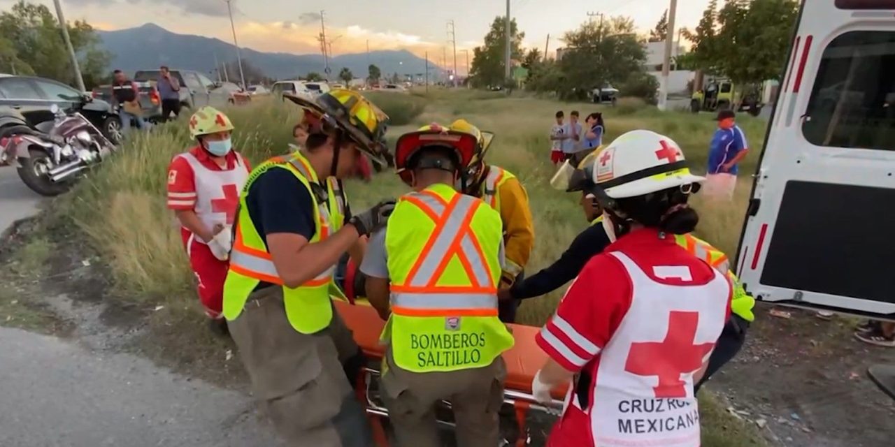 Intenta retornar y embiste a motociclista al sur de Saltillo