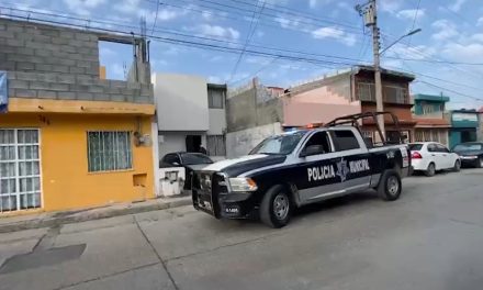 Jóvenes salen por la puerta falsa en Saltillo