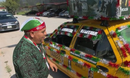 Taxista recorre las vialidades con un taxi único referente a la Independencia de México
