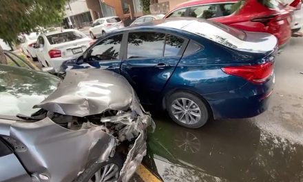 Lesionadas dos jóvenes tras accidente en Avenida Universidad