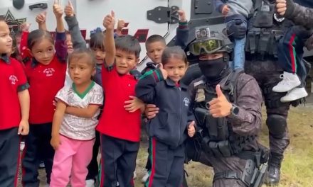 Lleva Policía Municipal de Saltillo piñatas y refrigerio a jardín de niños
