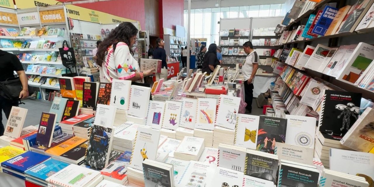 Lluvia no detiene a asistentes a Feria del Libro